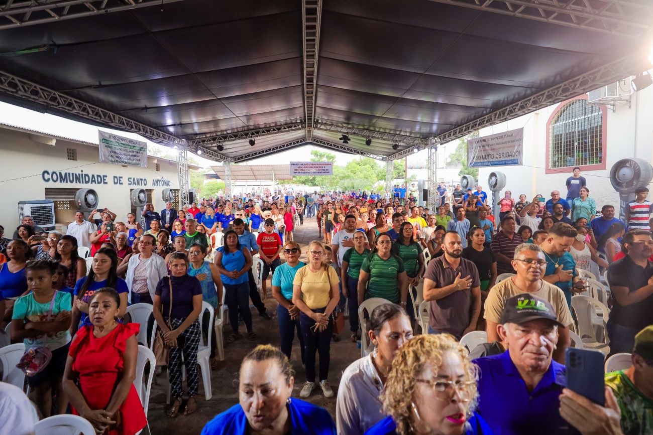 População participa de assinatura para construção de ponte