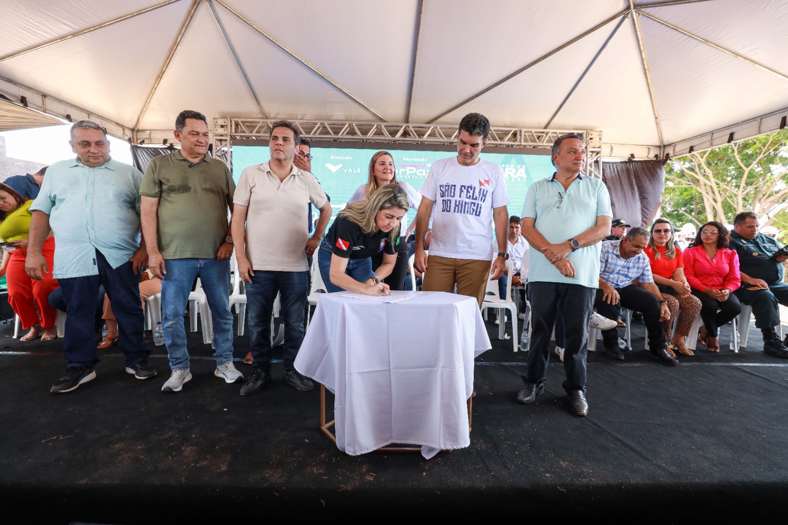 assinatura de contrato para serviços em São Félix