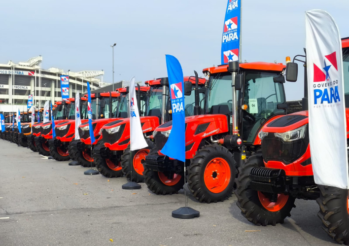Engtrega de 42 tratores feita pela Secir