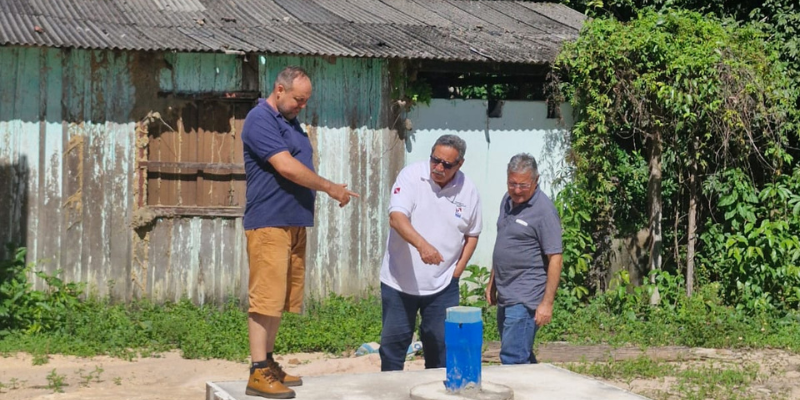 Equipe de engenharia da Secir com o morador Ranilson Raniere