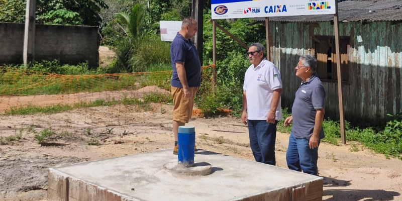 Equipe de engenharia da Secir com o morador Ranilson Raniere